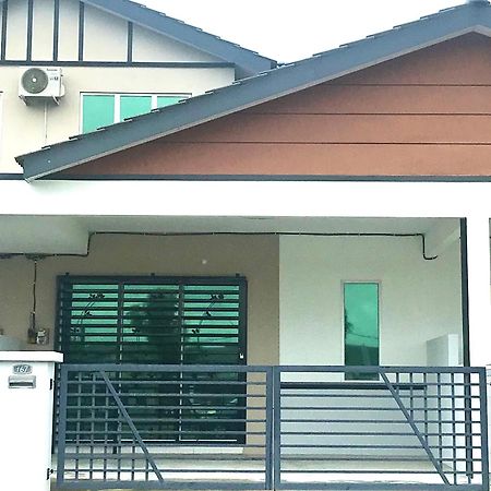 Chempaka Homestay  Seri Iskandar Bagian luar foto